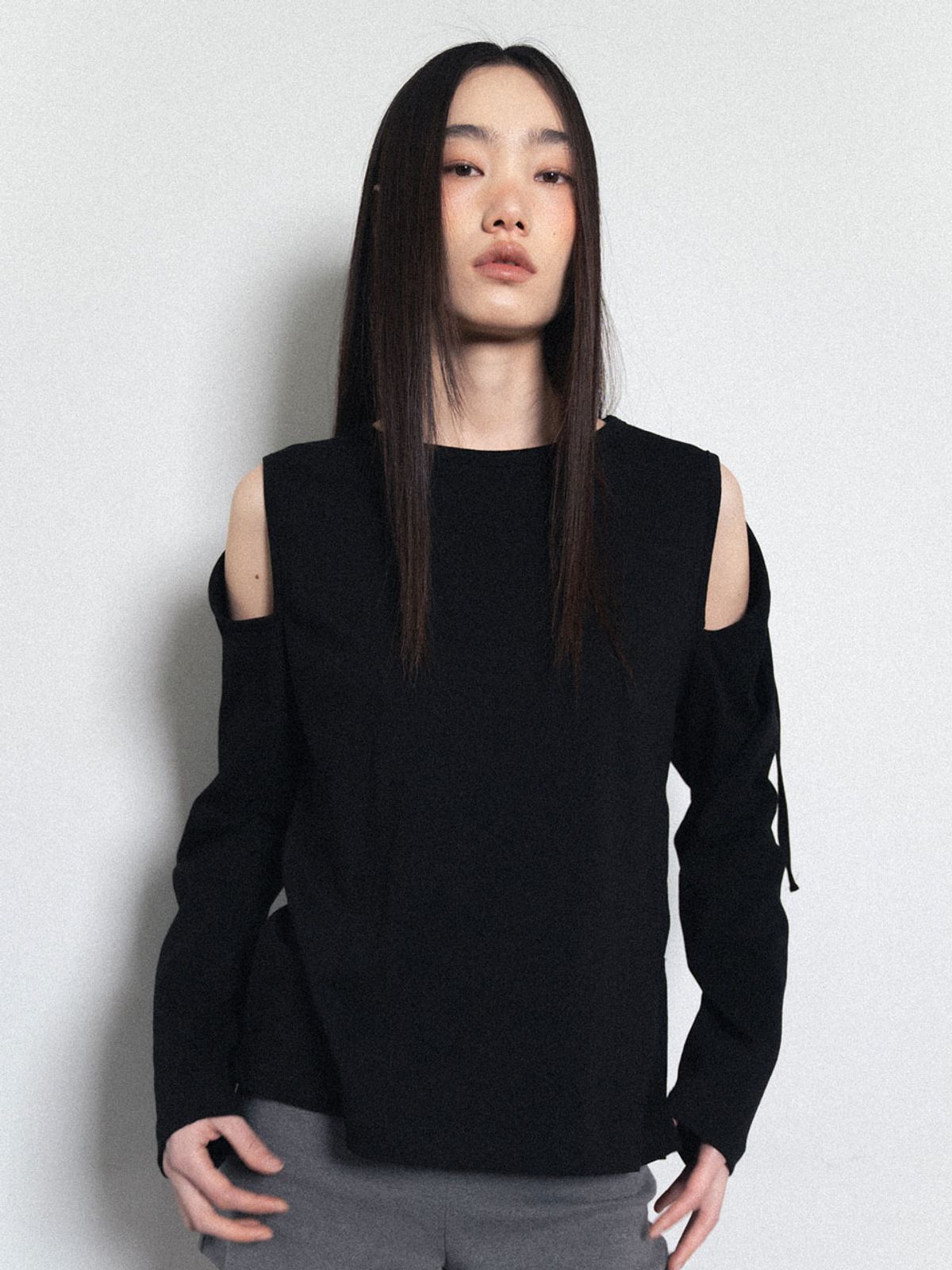 비수스(VISUS) Hole Sleeve Top_Black