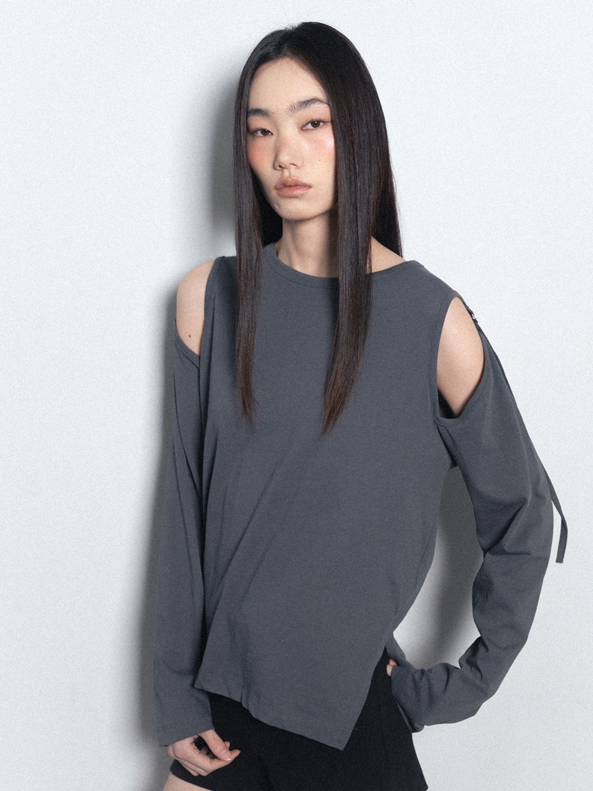 비수스(VISUS) Hole Sleeve Top_Charcoal