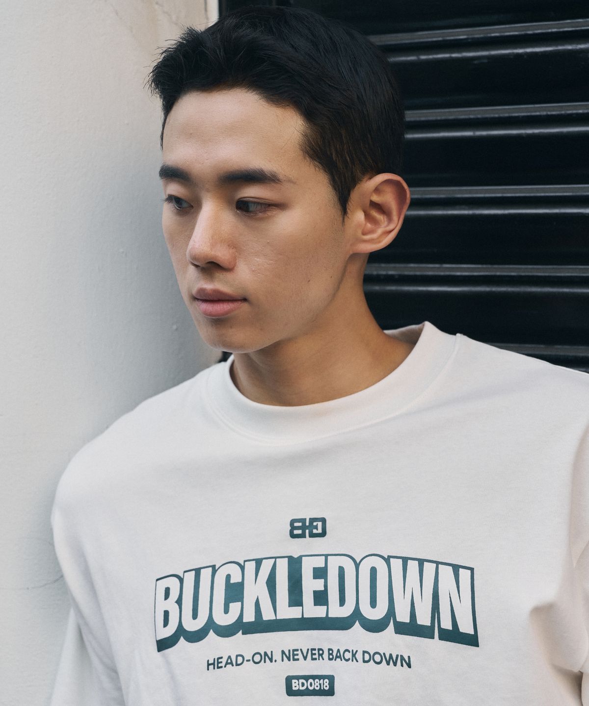 버클다운(BUCKLE DOWN) 심플 오버핏 BD -1 프린티드 하프넥 티셔츠 (WHITE)