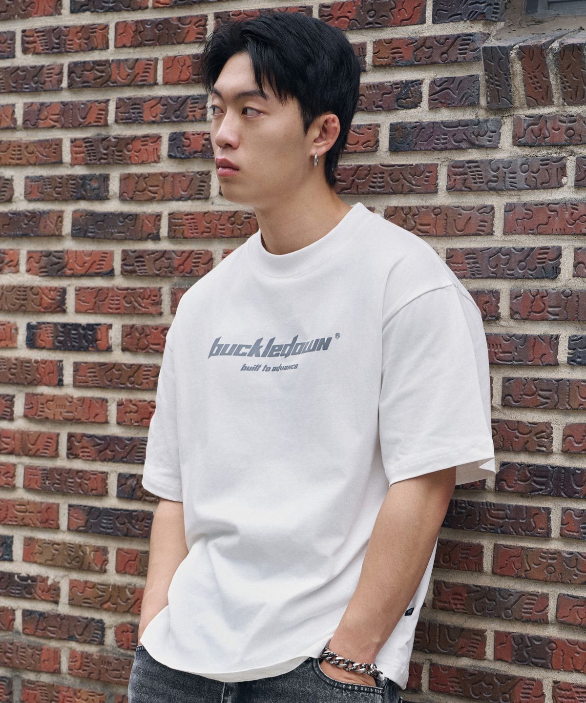 버클다운(BUCKLE DOWN) 심플 오버핏 일렉트로닉 BD 프린티드 하프넥 티셔츠 (WHITE)