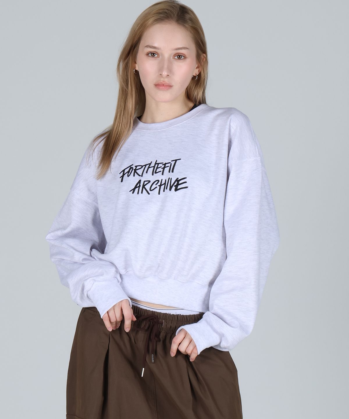 포더핏(FOR THE FIT) 커시브 로고 크롭 맨투맨_백멜란지