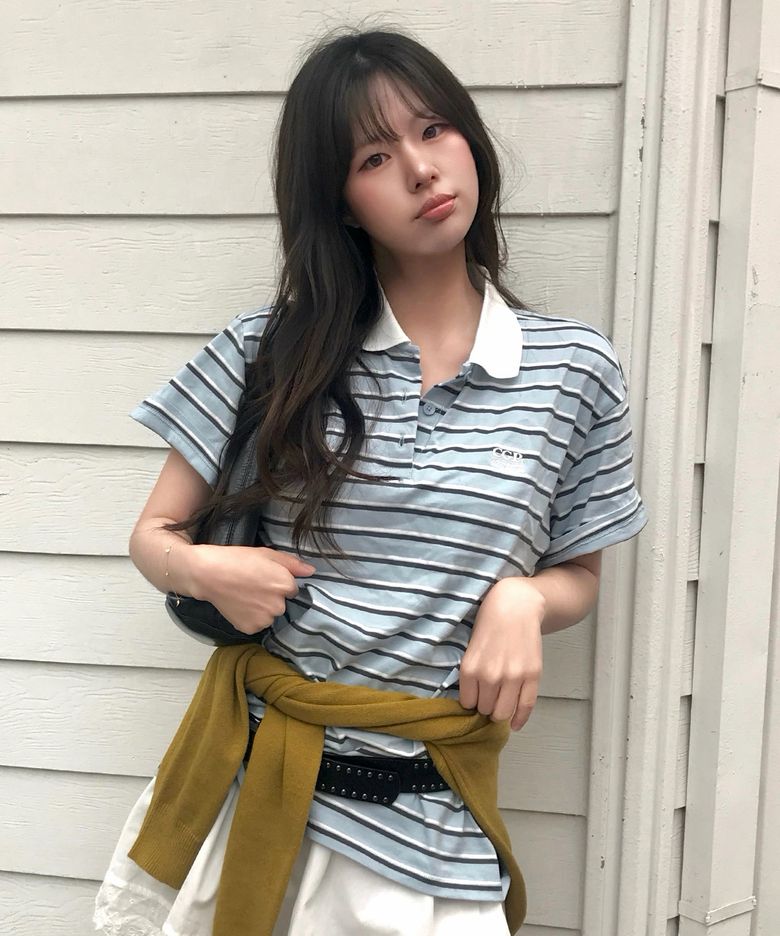 (우먼) 오버핏 스트라이프 반소매 카라 티셔츠-스카이 블루