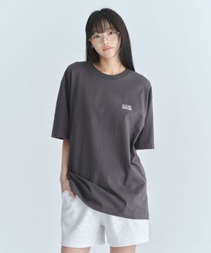 스퀘어 컬러 로고 반소매 티셔츠-차콜