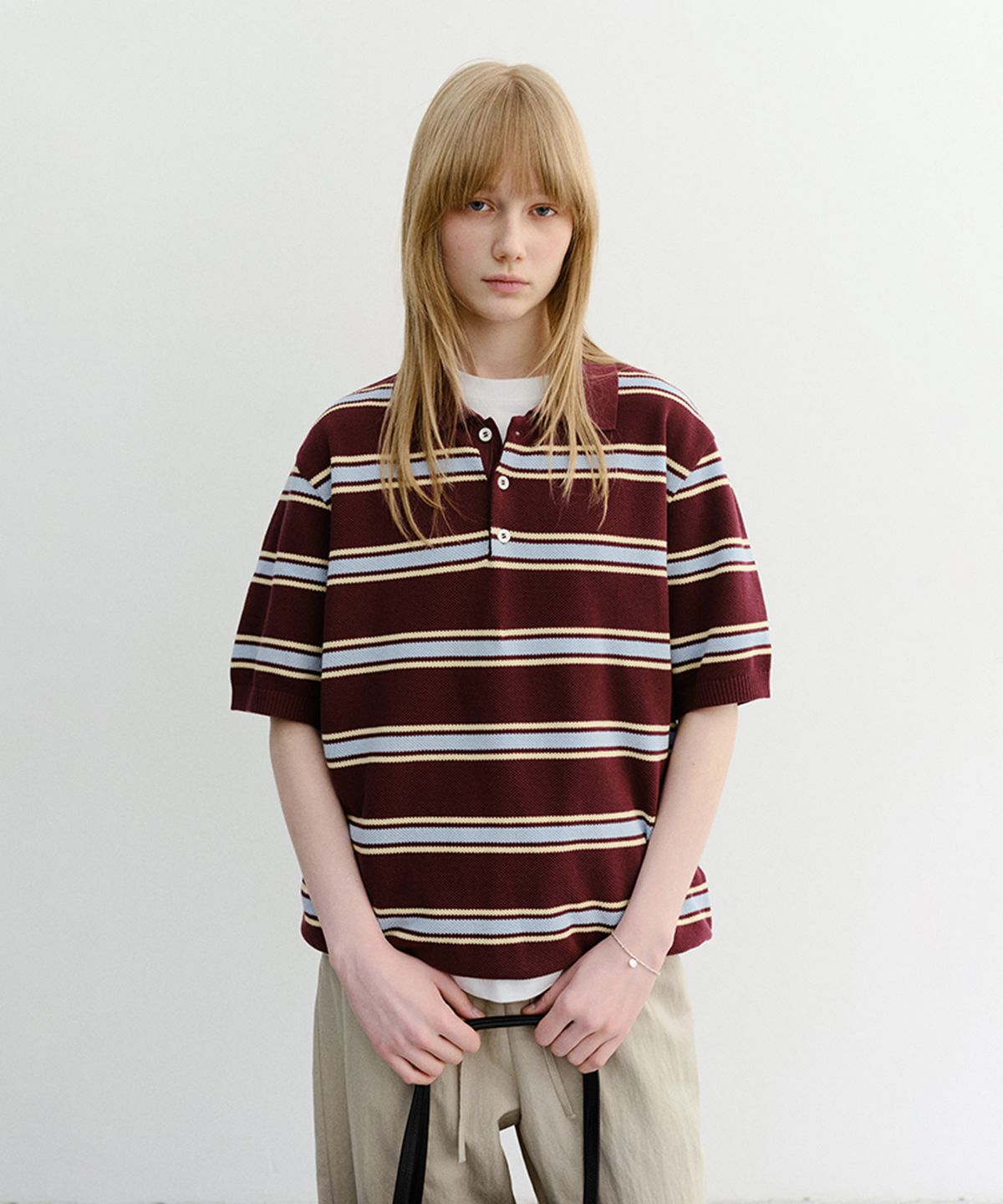 던스트(DUNST) UNISEX MULTI STRIPED POLO KNIT_UDSW6B122_BURGUNDY / SKY BLUE