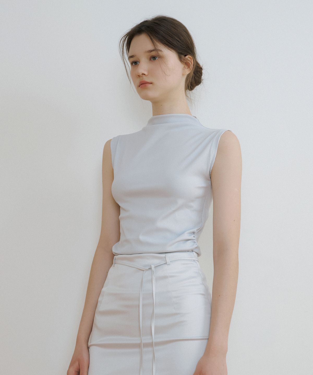 리올그(REORG) CE RIBBED SHIRRING SLEEVELESS ASH SKY BLUE