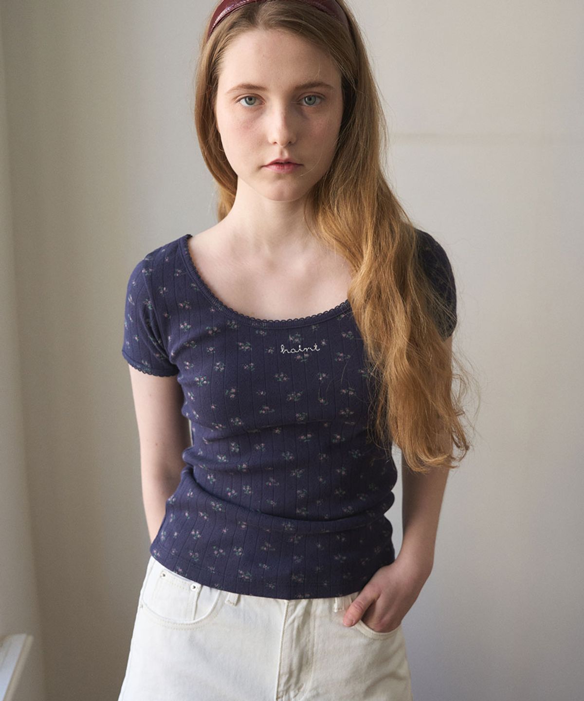 헤인트(HAINT) FLOWER PRINTED EYELET T-SHIRT 2COL_NAVY