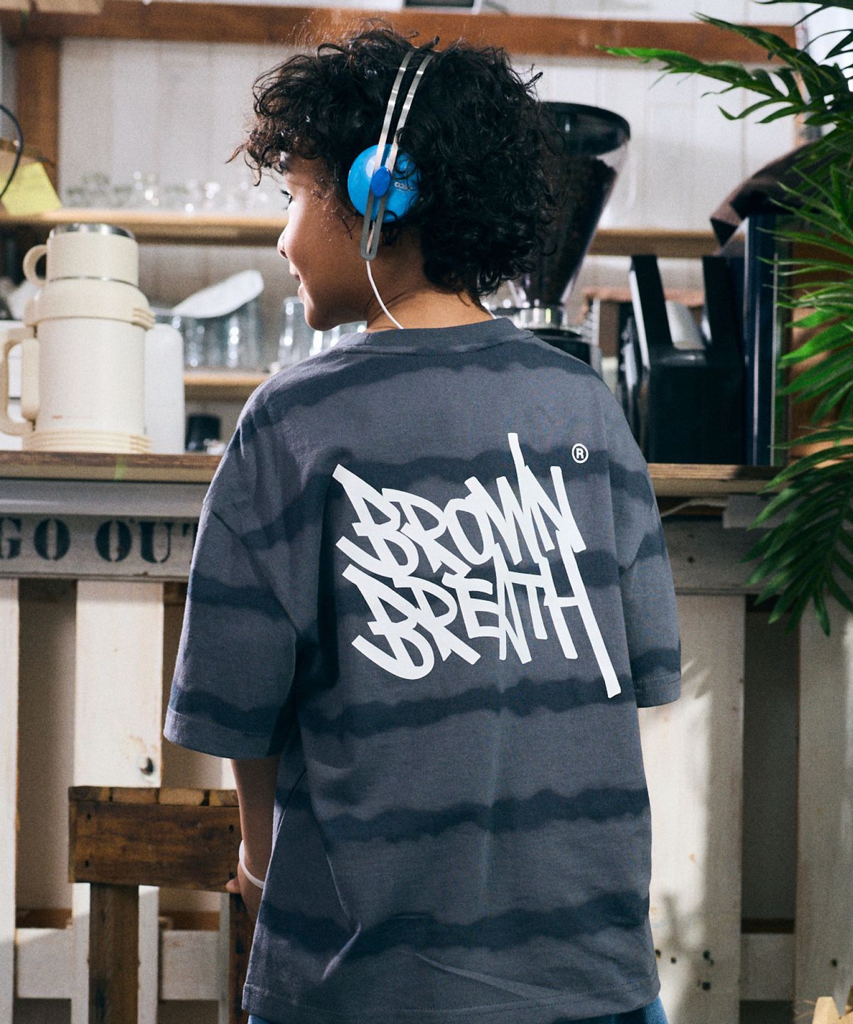 브라운브레스 키즈(BROWNBREATH KIDS) KIDS DYEING STRIPE TAG TEE - DARK GREY