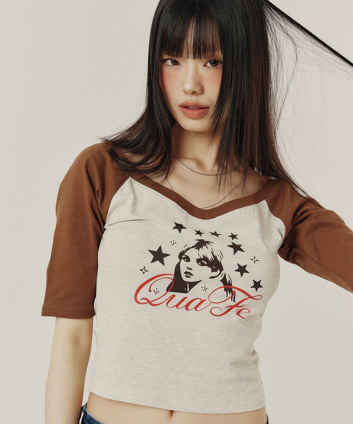 꾸아페(QUAFE) BEADED GRAPHIC V-NECK T-SHIRT_2color