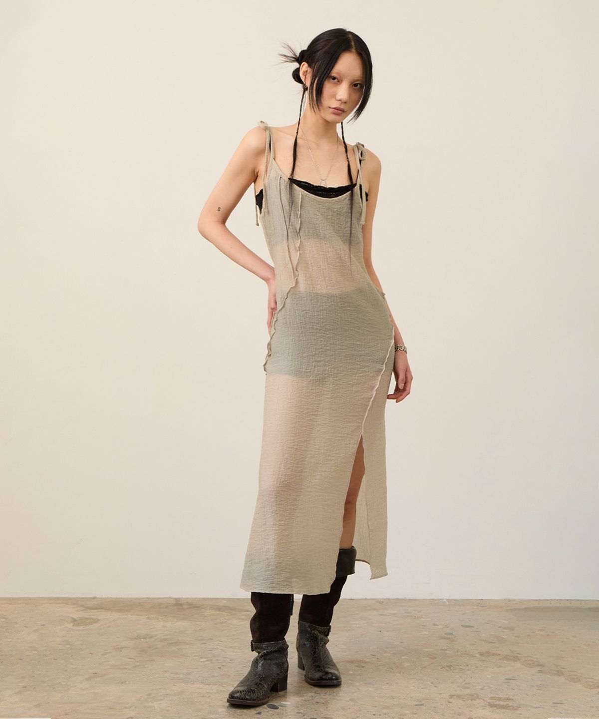 포르테나(PORTERNA) STRAP SLIT DRESS-BEIGE