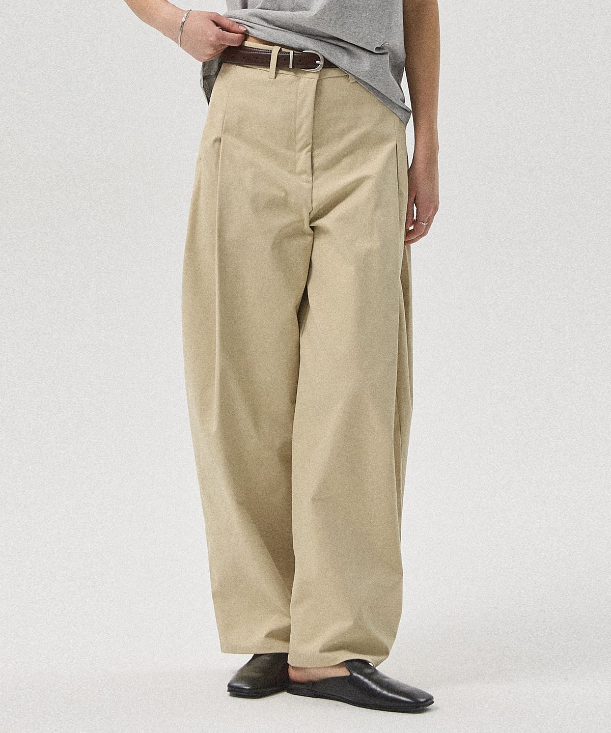 아흐레(AHRE) Arco Curved Chino Pants_BEIGE
