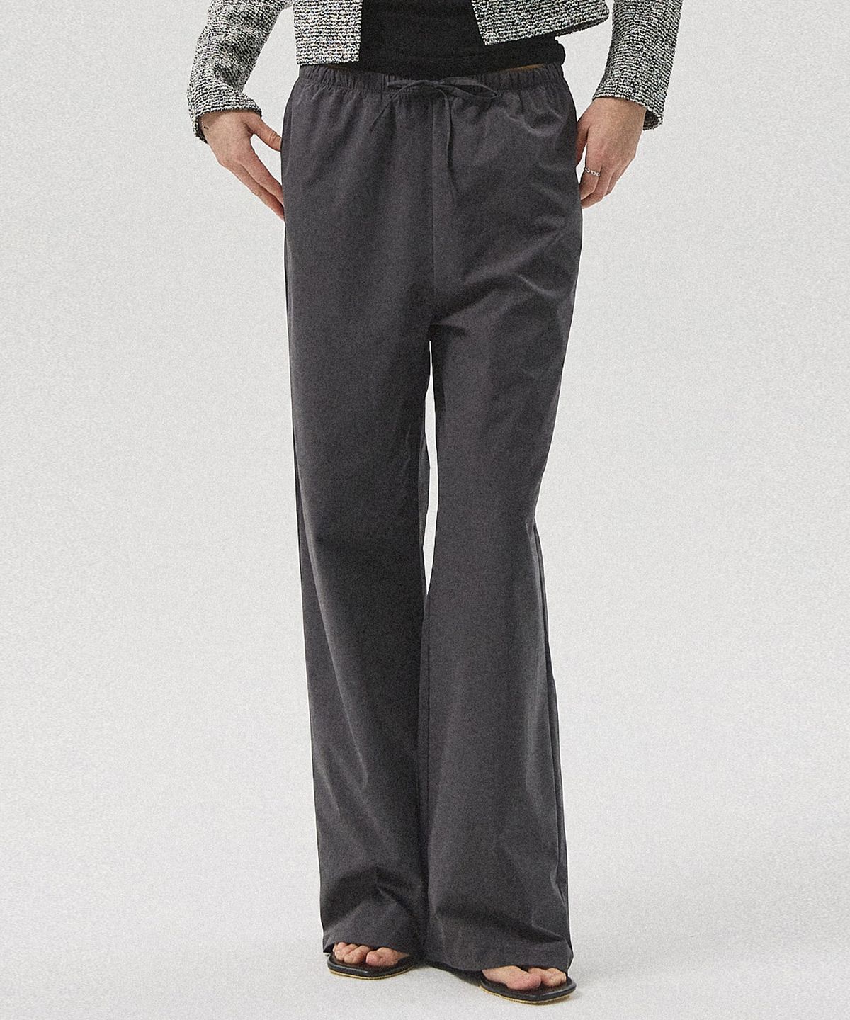 아흐레(AHRE) Ciro Cotton-Touch Banding Wide Straight Pants_DARK GREY
