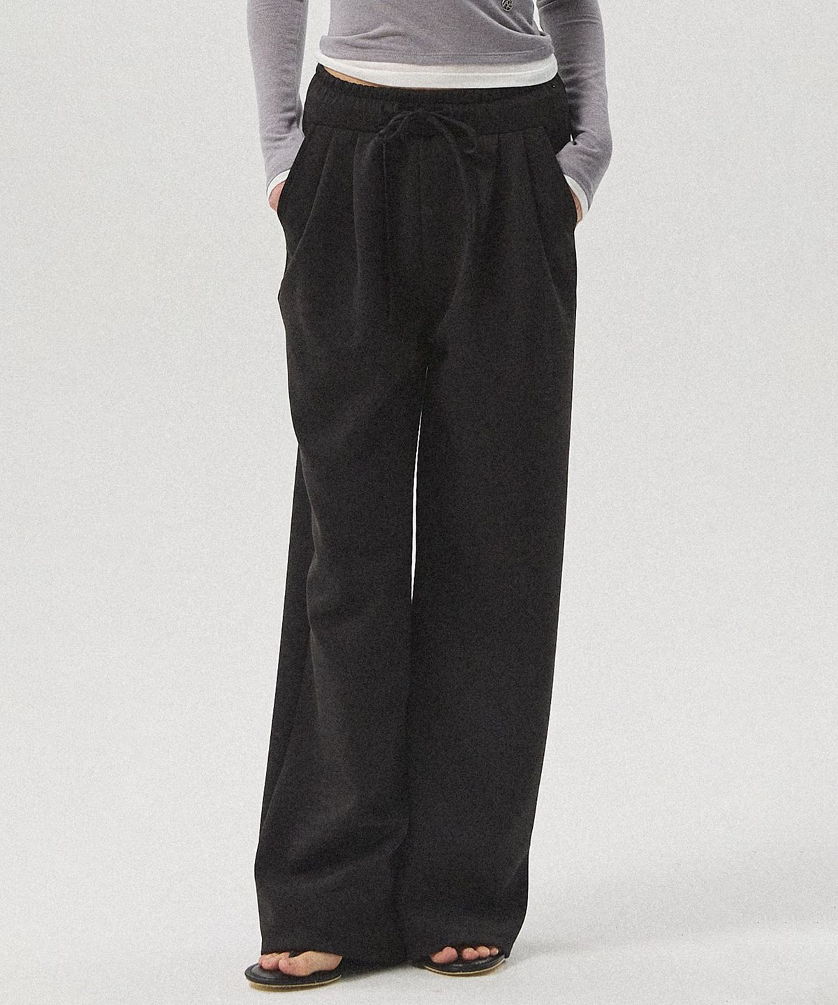 아흐레(AHRE) Maro Two-Tuck Wide Jersey Pants_BLACK
