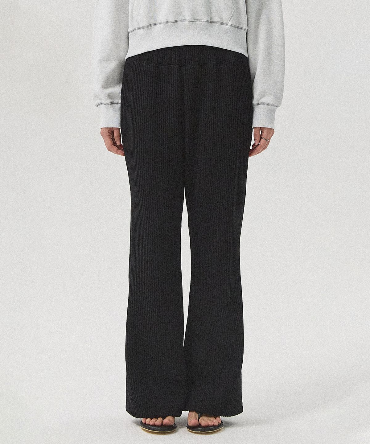 아흐레(AHRE) Lucie Semi Rib Knit Bootcut Banding Pants_BLACK
