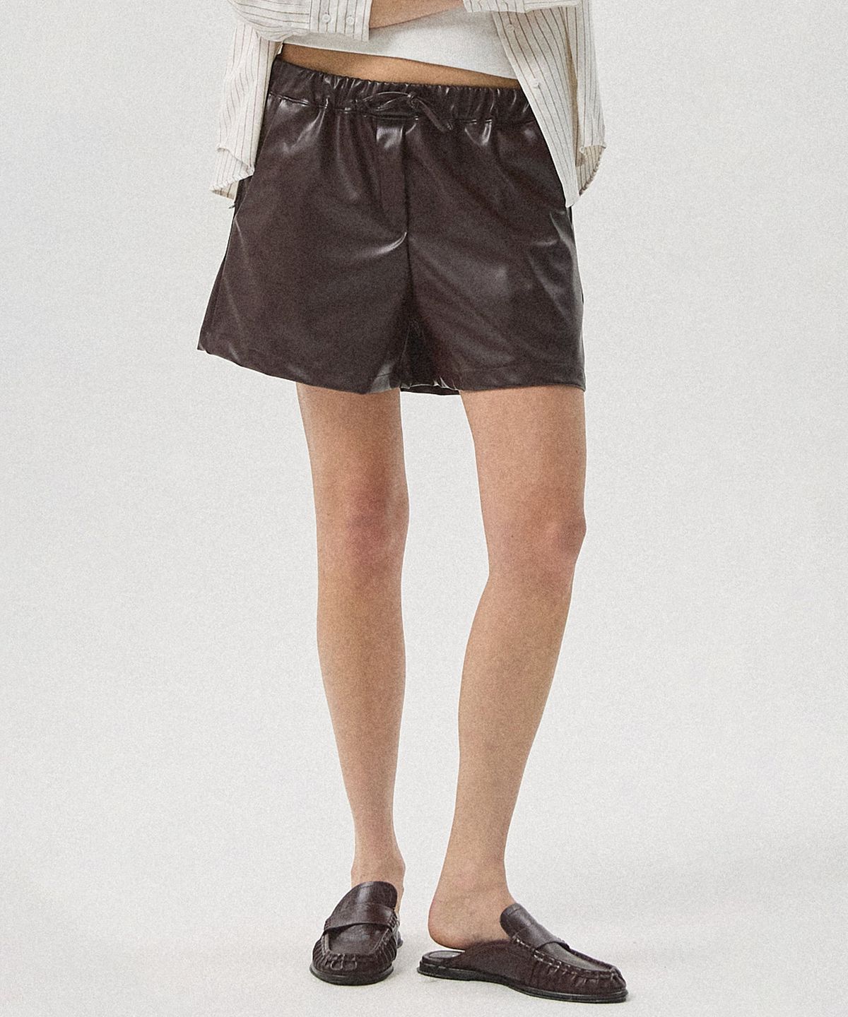아흐레(AHRE) Ruve Faux Leather Easy Shorts_BROWN