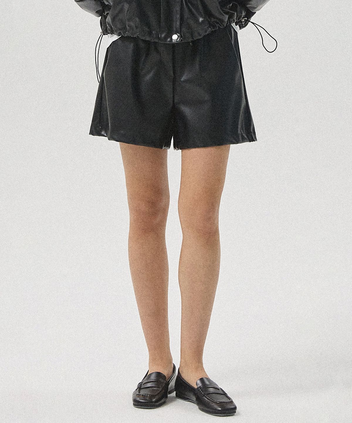 아흐레(AHRE) Ruve Faux Leather Easy Shorts_BLACK