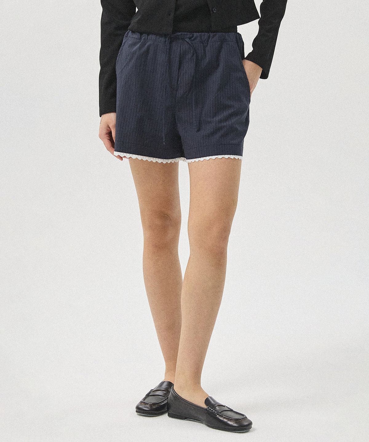 아흐레(AHRE) Vore Seersucker Stripe Lace Shorts_NAVY