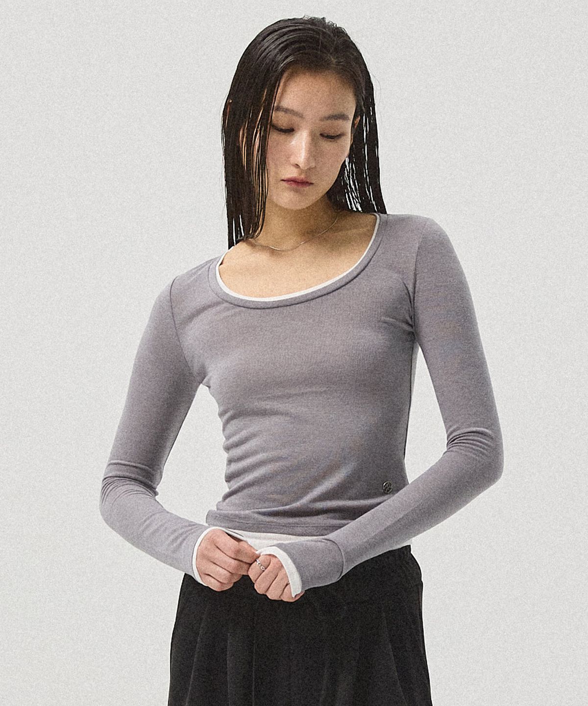 아흐레(AHRE) Sera Layered U-Neck Slim Tee_DARK GREY