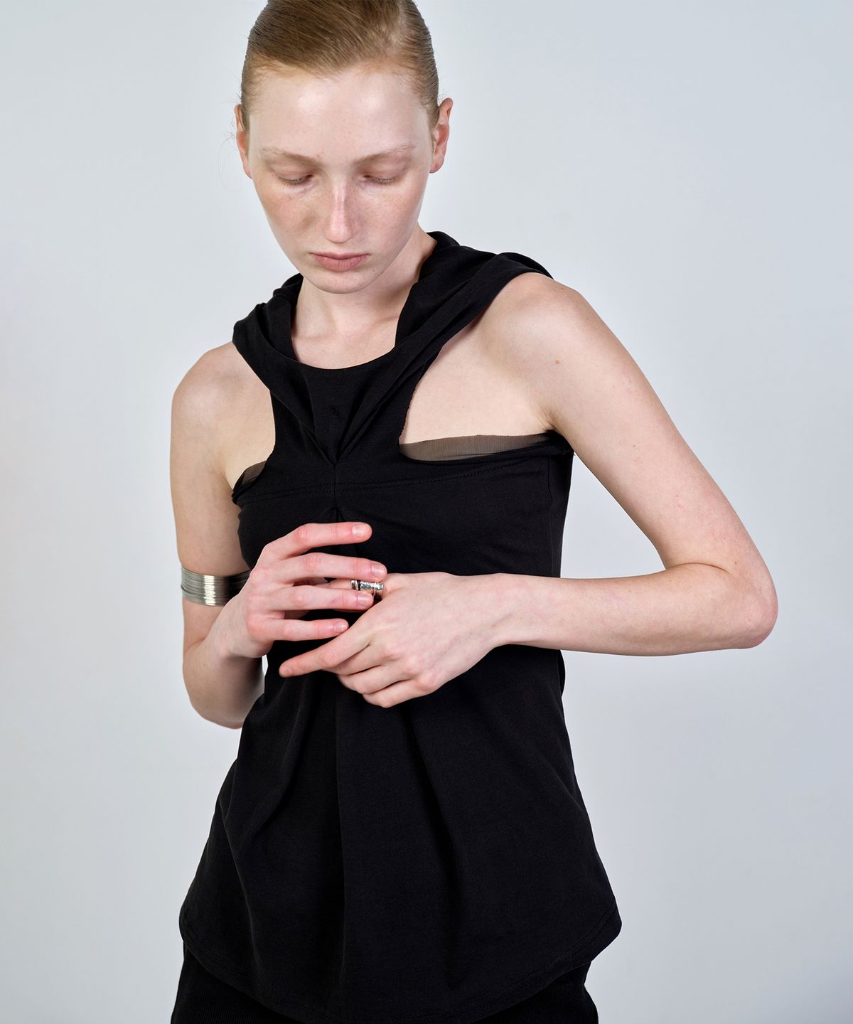 나체(NACHE) PINCHED HOODIE SLEEVELESS BLACK
