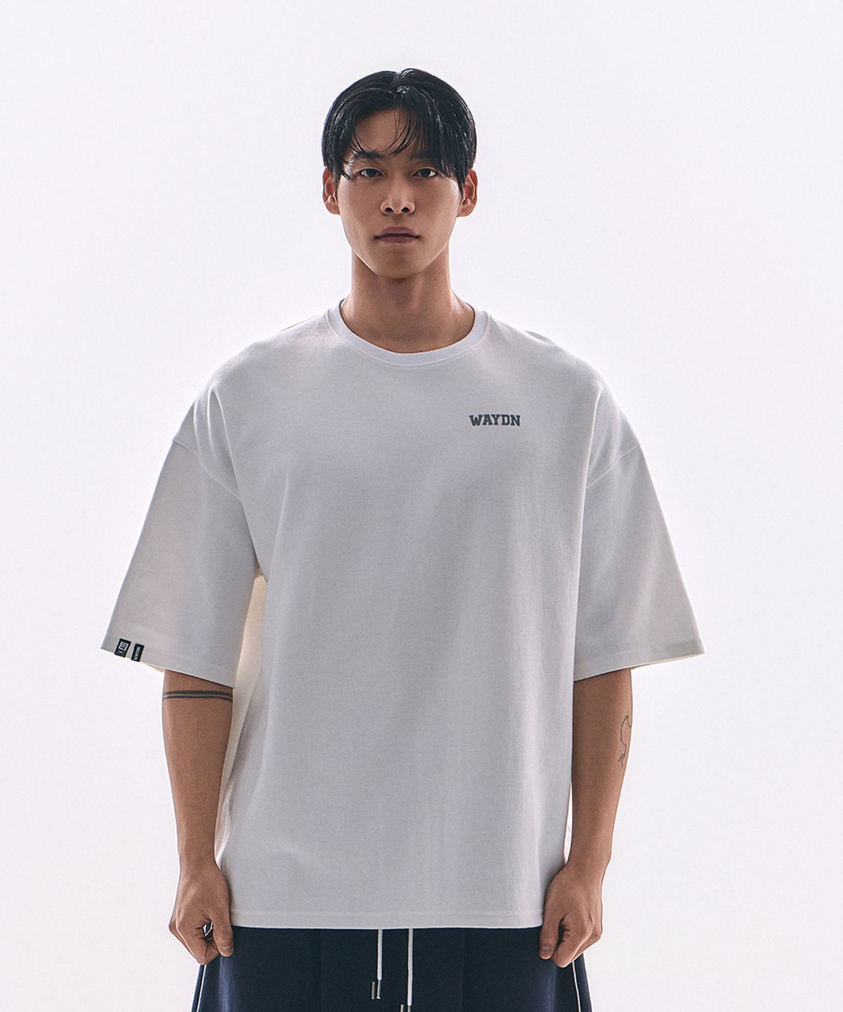 웨이든(WAYDN) [ALI] ALI 더 레전드 오버핏 레터링 반소매 화이트