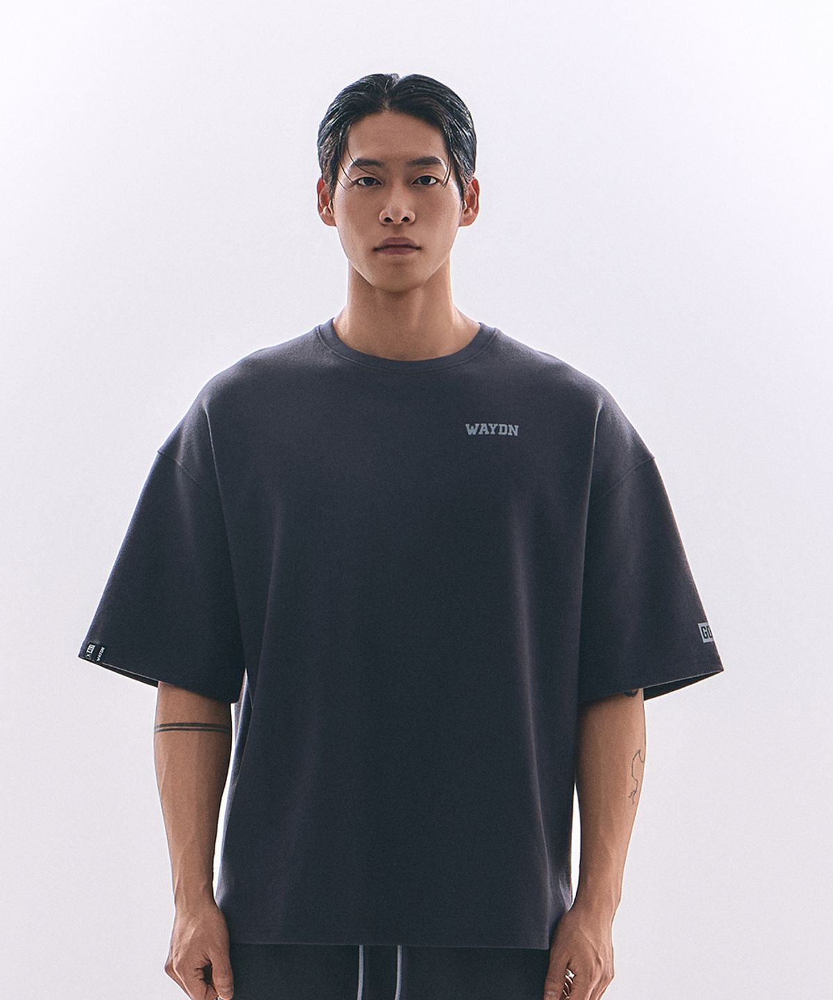 웨이든(WAYDN) [ALI] ALI 오버핏 레터링 숏슬리브 차콜