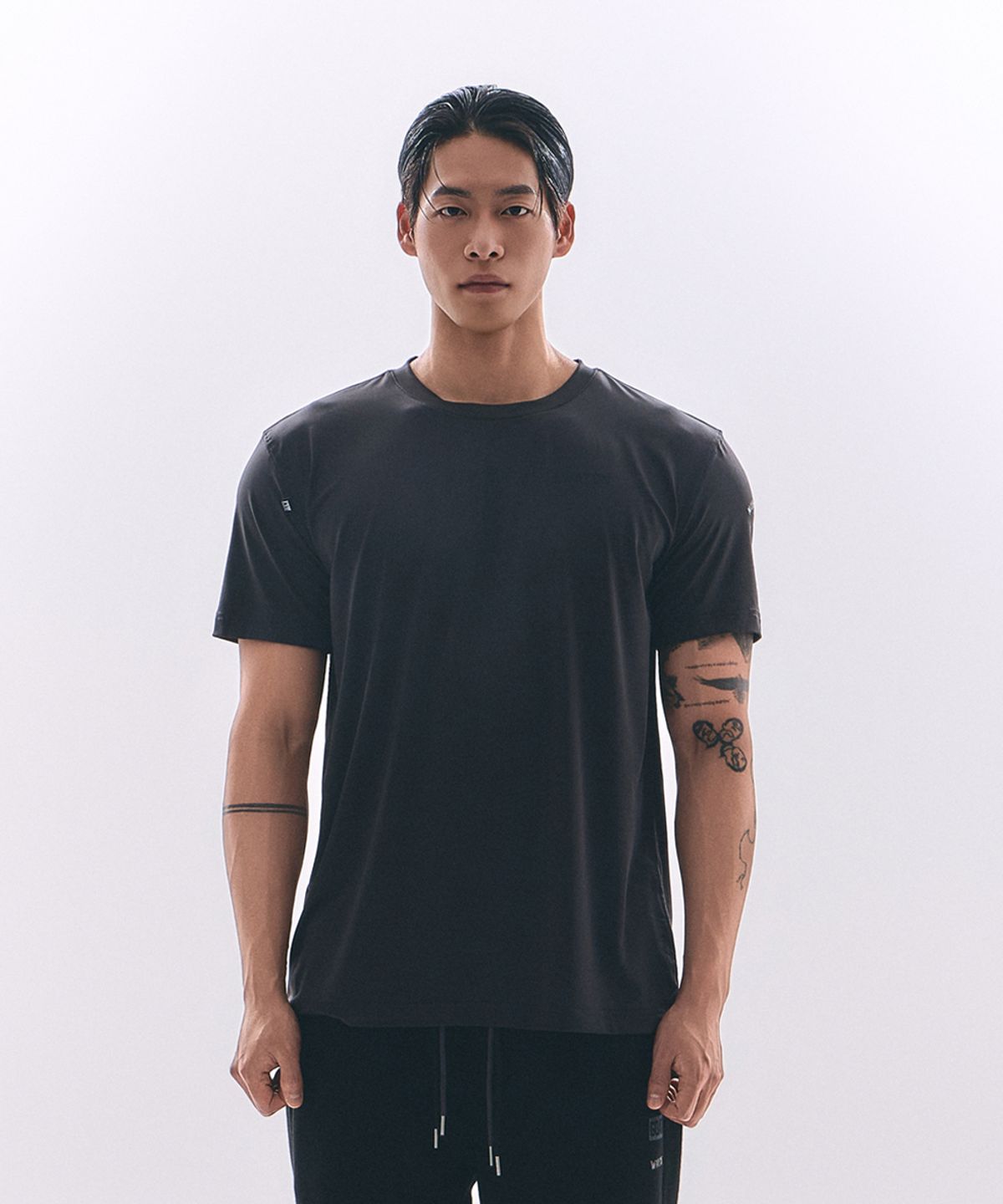 웨이든(WAYDN) [ALI] THE GREATEST 라운드 숏 슬리브 차콜