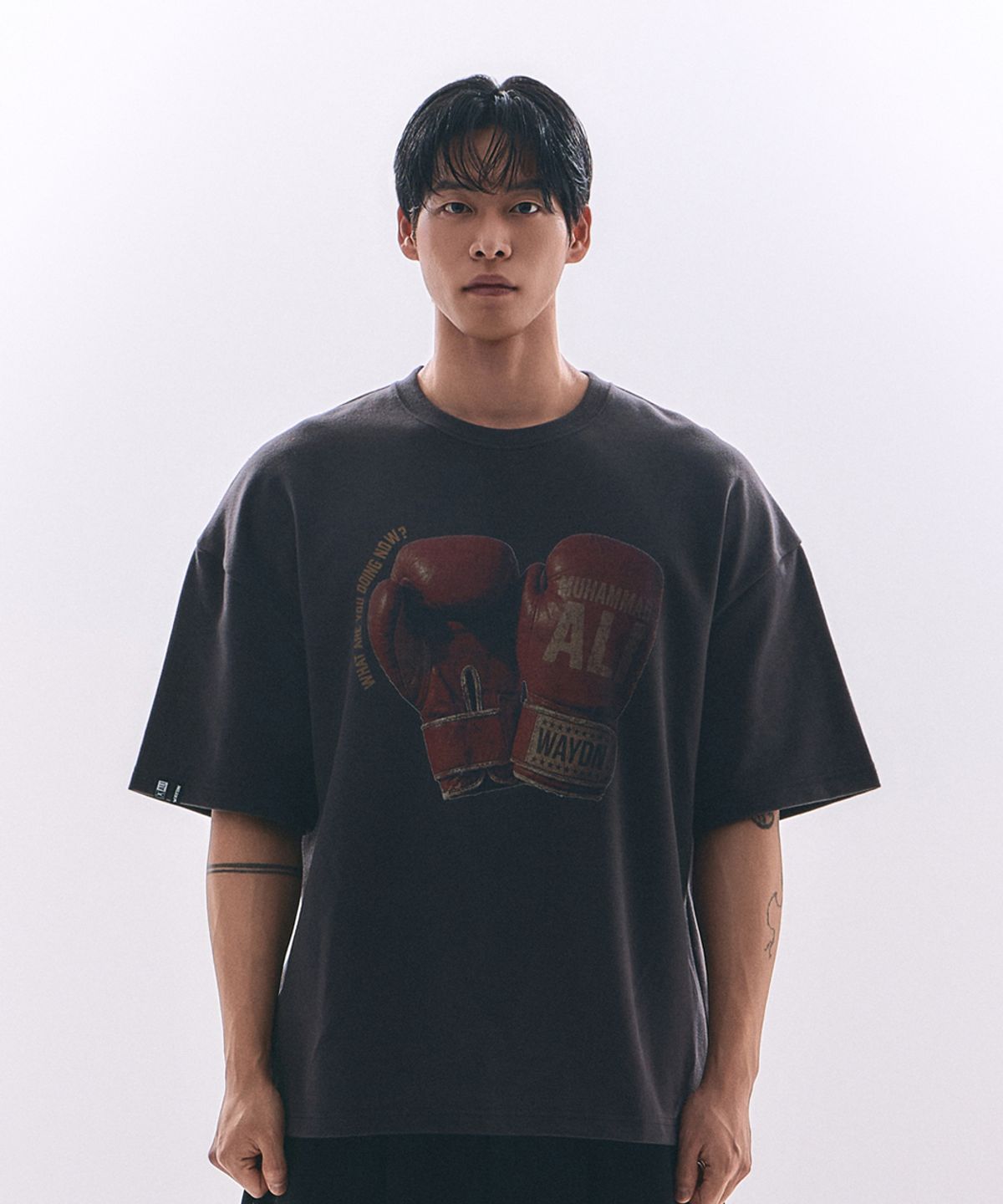 웨이든(WAYDN) [ALI] TKO 글로브 오버핏 그래픽 반소매 차콜