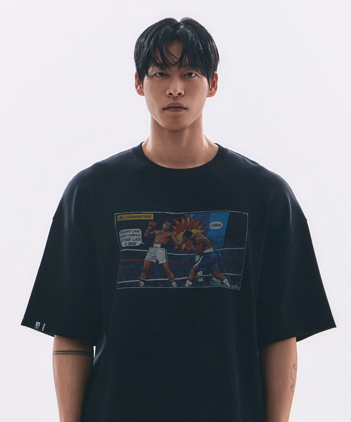 웨이든(WAYDN) [ALI] 알리스텝 어퍼컷 그래픽 반소매 블랙