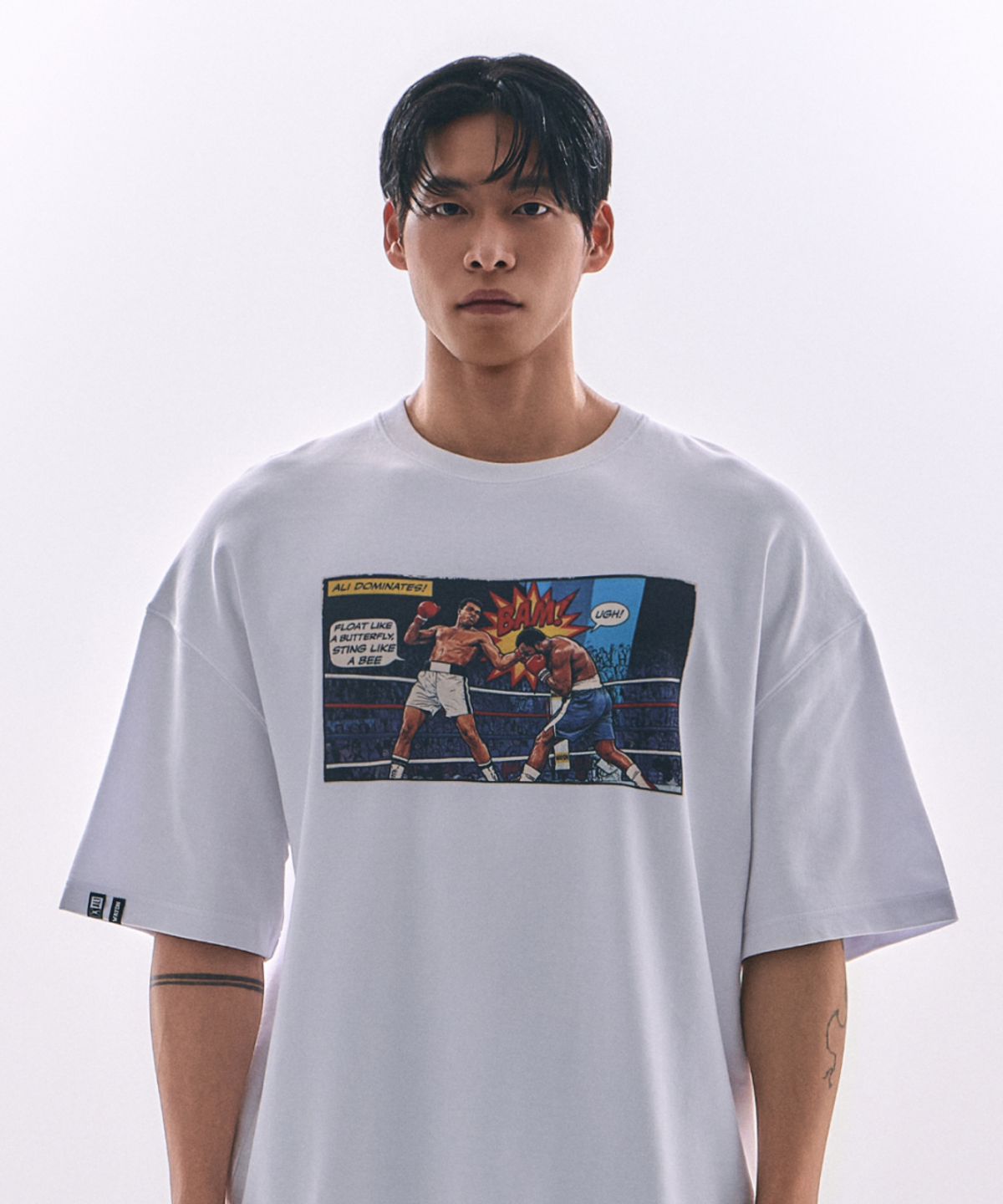 웨이든(WAYDN) [ALI] 알리스텝 어퍼컷 그래픽 반소매 화이트