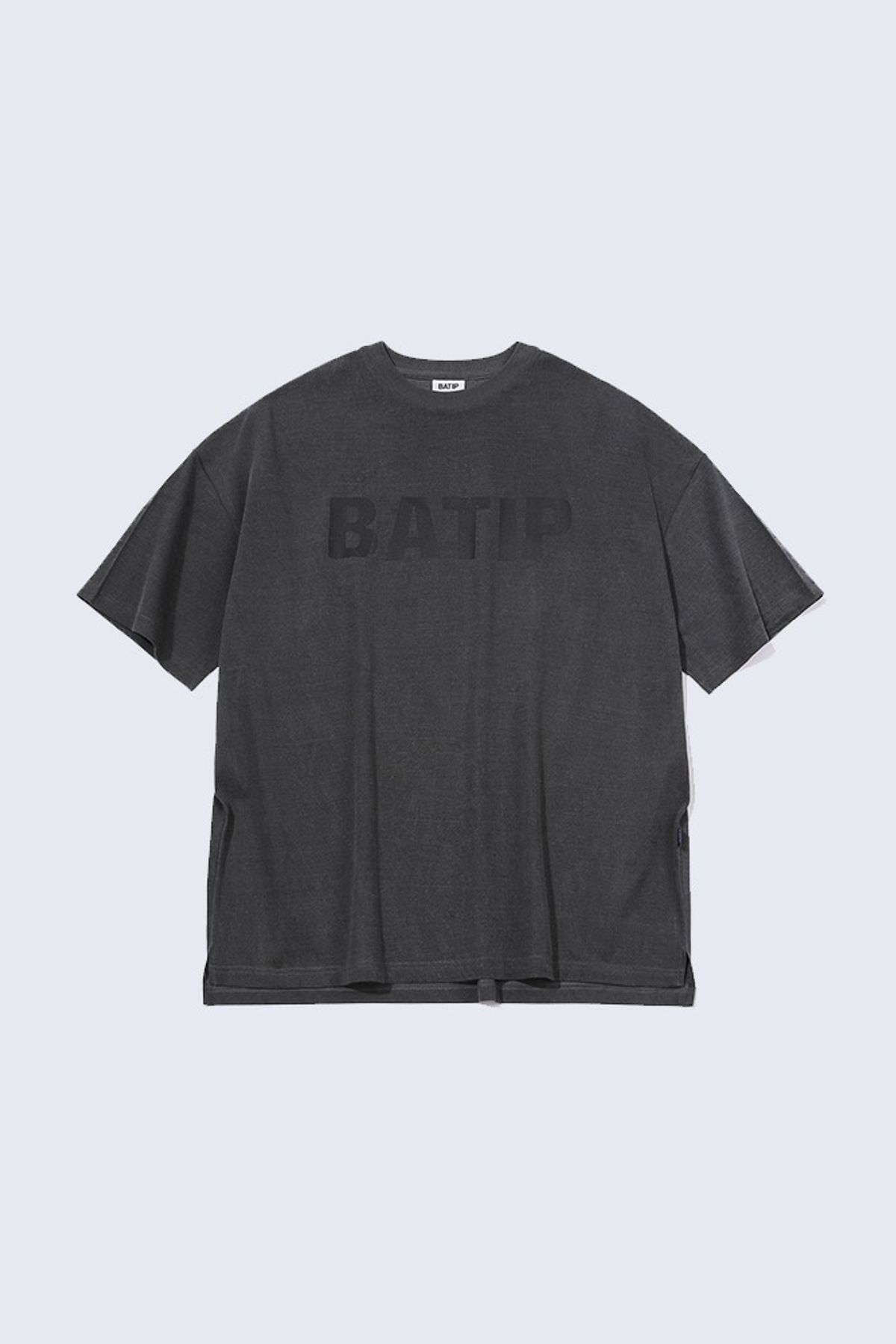 바팁(BATIP) 피그먼트 크랙 로고 반팔티 차콜