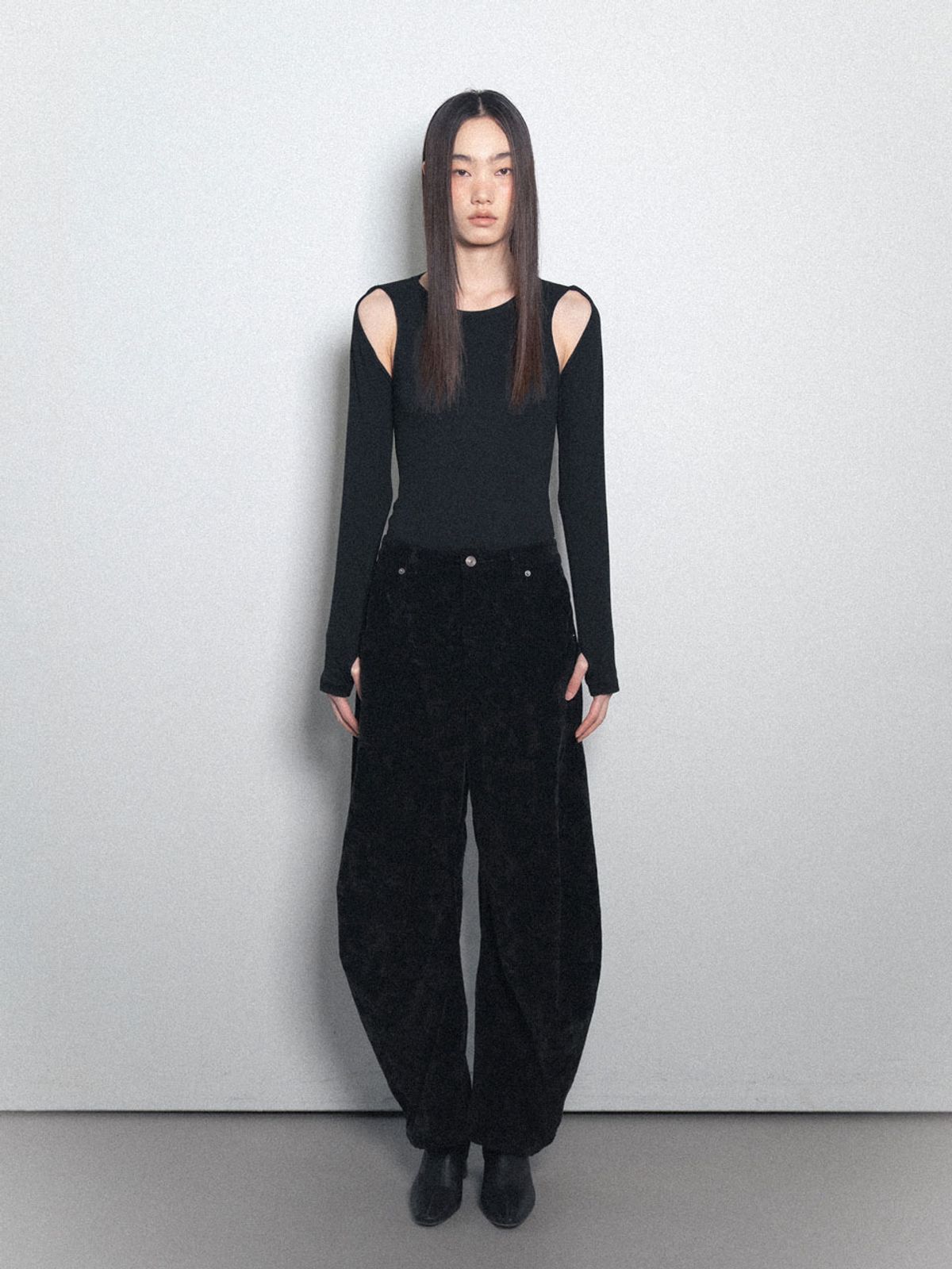 비수스(VISUS) Curved Courduroy Pants_Black