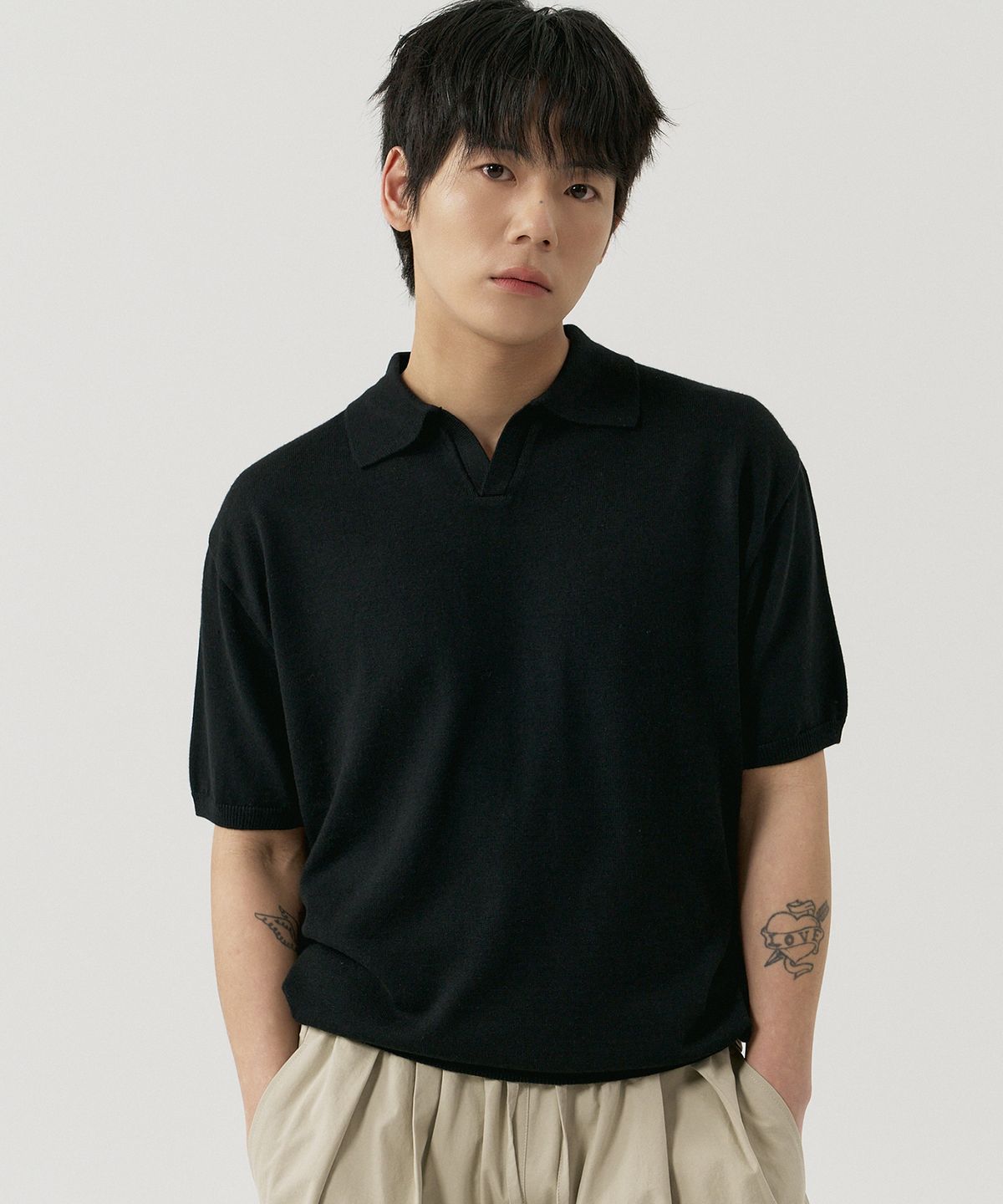 그노크(GNOK) 실크 카라 반팔 니트[블랙]