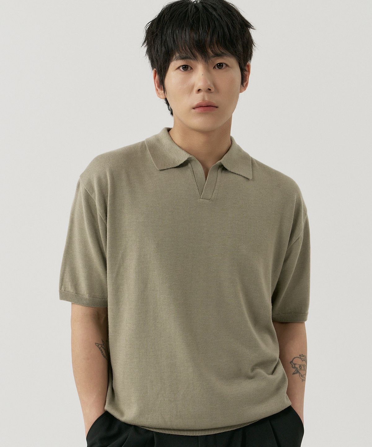 그노크(GNOK) 실크 카라 반팔 니트[카키]