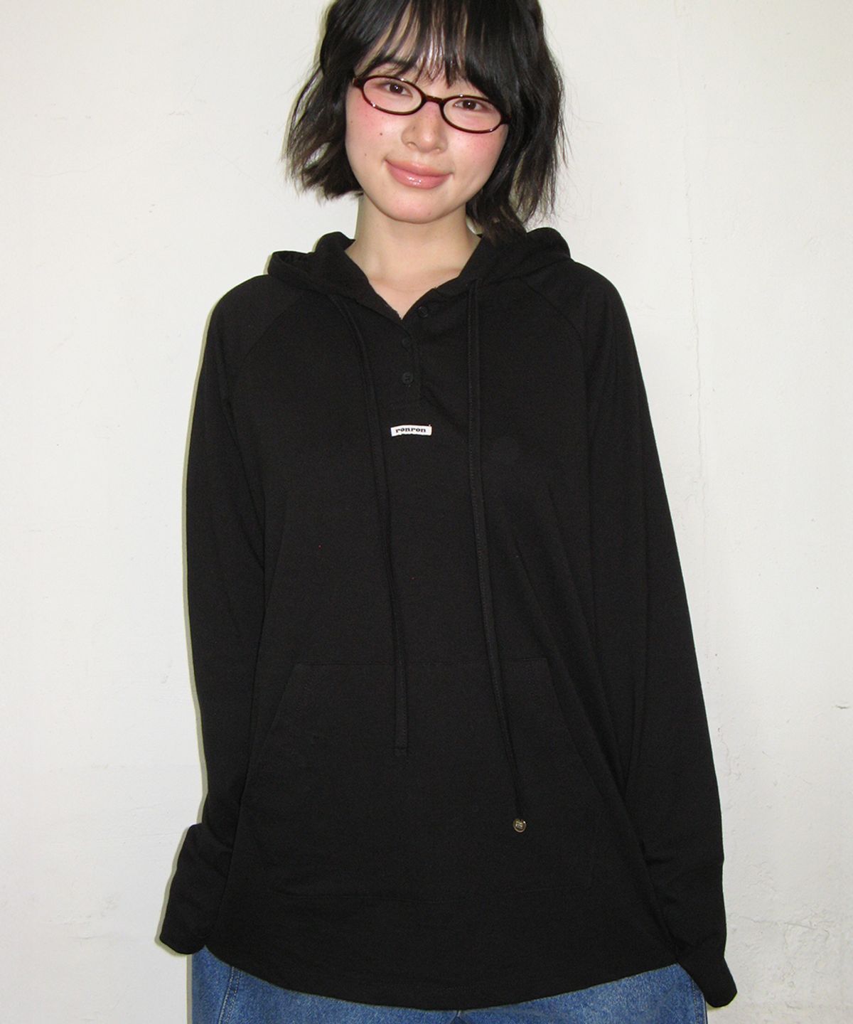 론론(RONRON) HOODED RAGLAN OVER FIT LONG SLEEVE BLACK