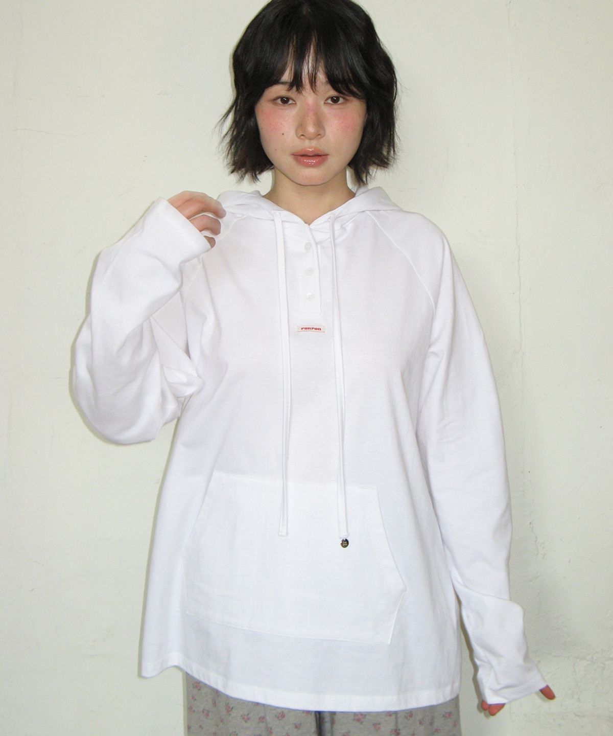 론론(RONRON) HOODED RAGLAN OVER FIT LONG SLEEVE WHITE