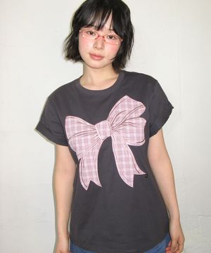 BIG RIBBON APPLIQUE BASIC FIT T SHIRT CHARCOAL