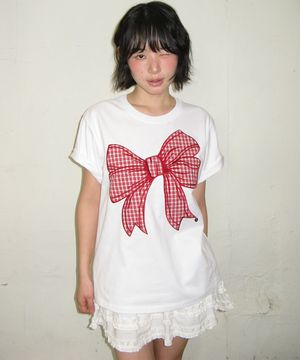 BIG RIBBON APPLIQUE BASIC FIT T SHIRT WHITE