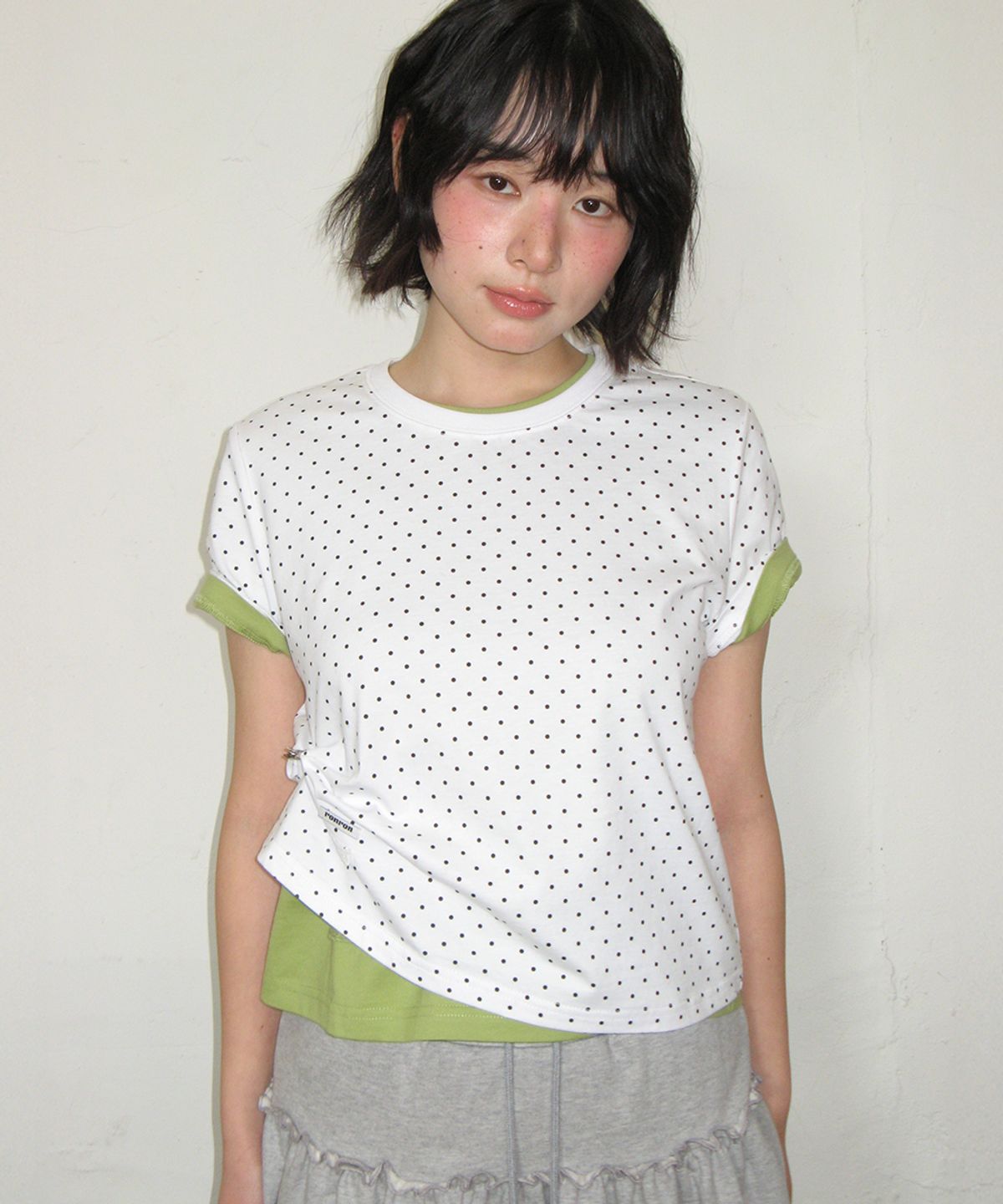 론론(RONRON) MINI LABEL CROP SHORT SLEEVE WHITE DOT