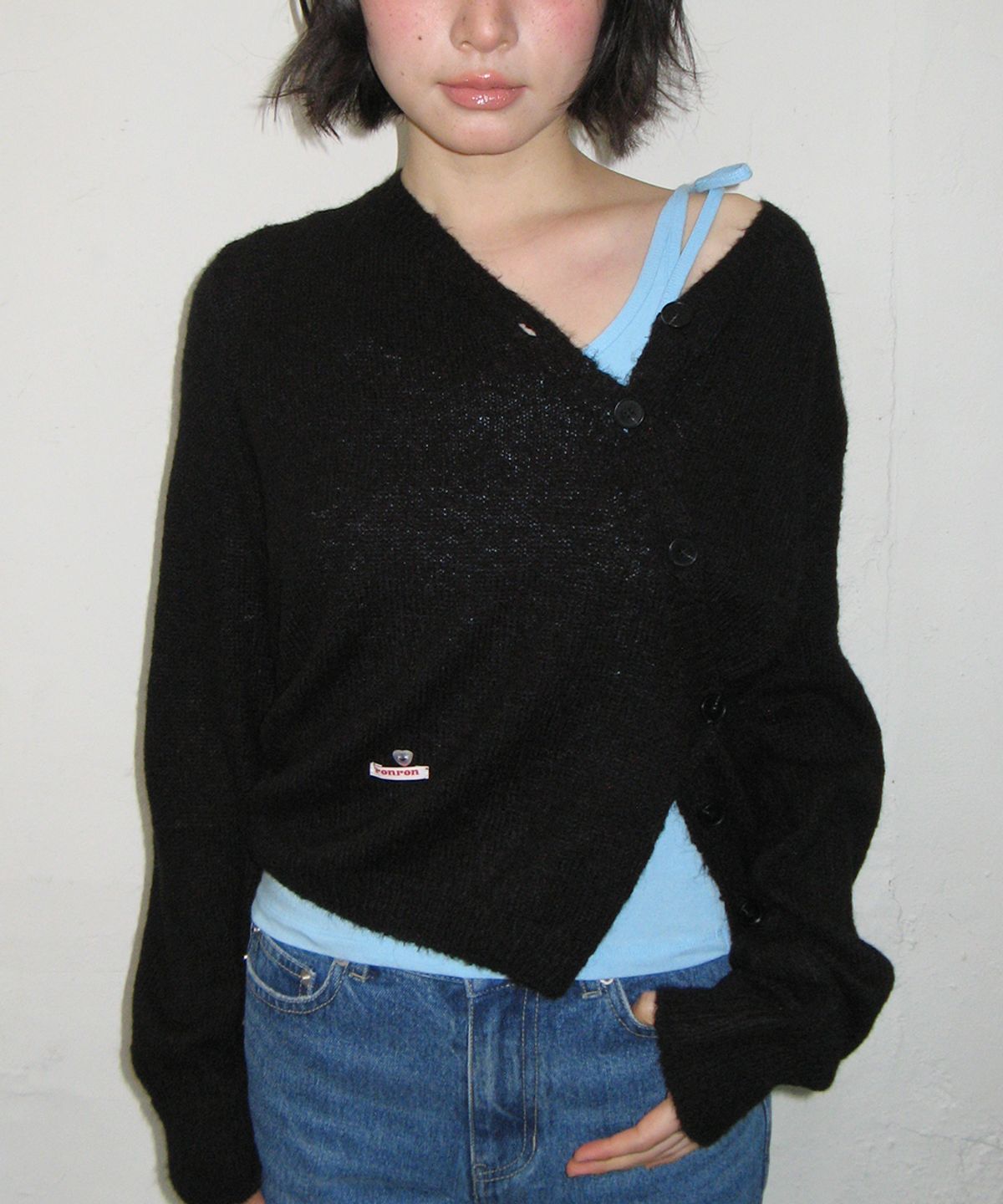 론론(RONRON) MINI LABEL DIAGONAL KNIT CARDIGAN BLACK