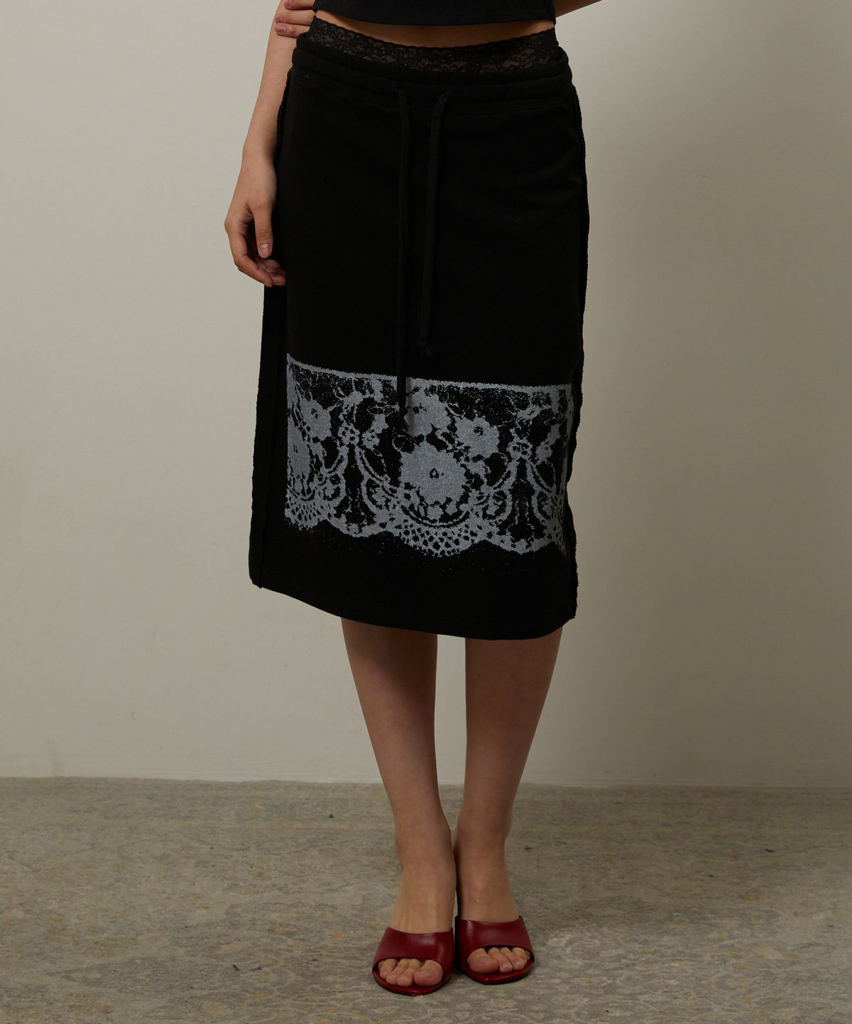 기머(GIMOR) Lace Printed Midi Skirt Black