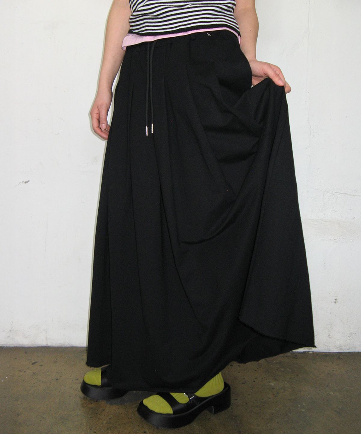 론론(RONRON) SWEAT PLEATS LONG SKIRT BLACK