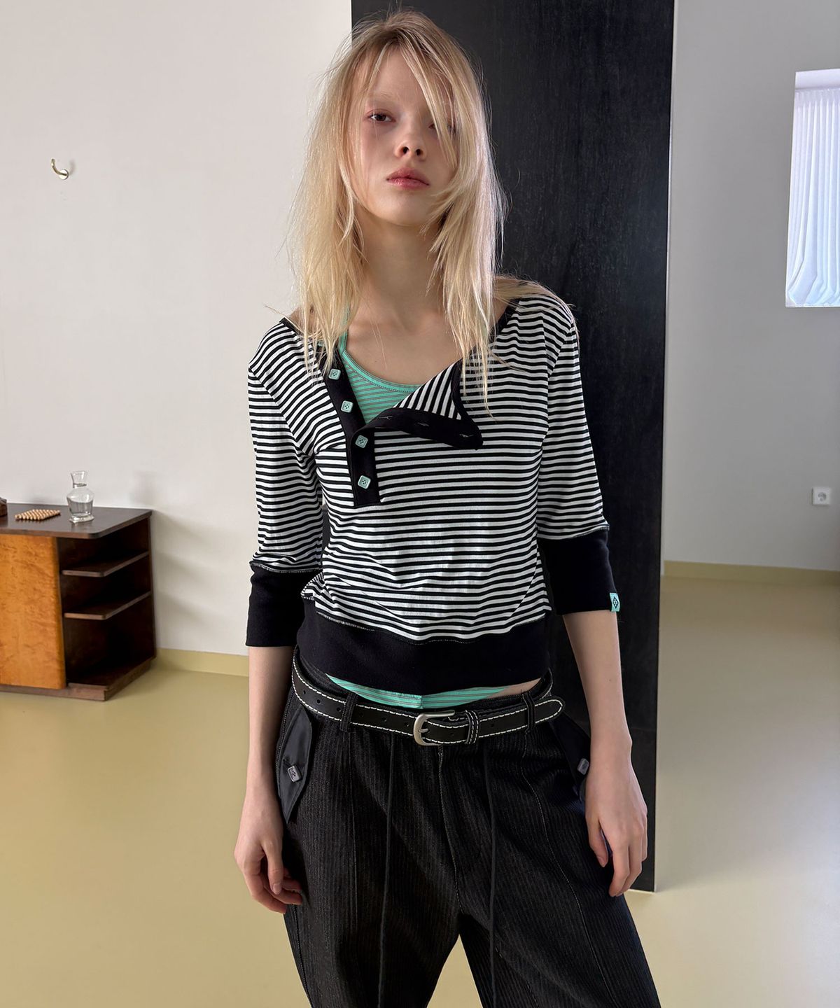 헤레틱(HERETIC) BUTTON STRIPE ASYM HENLEY T-SHIRT / black