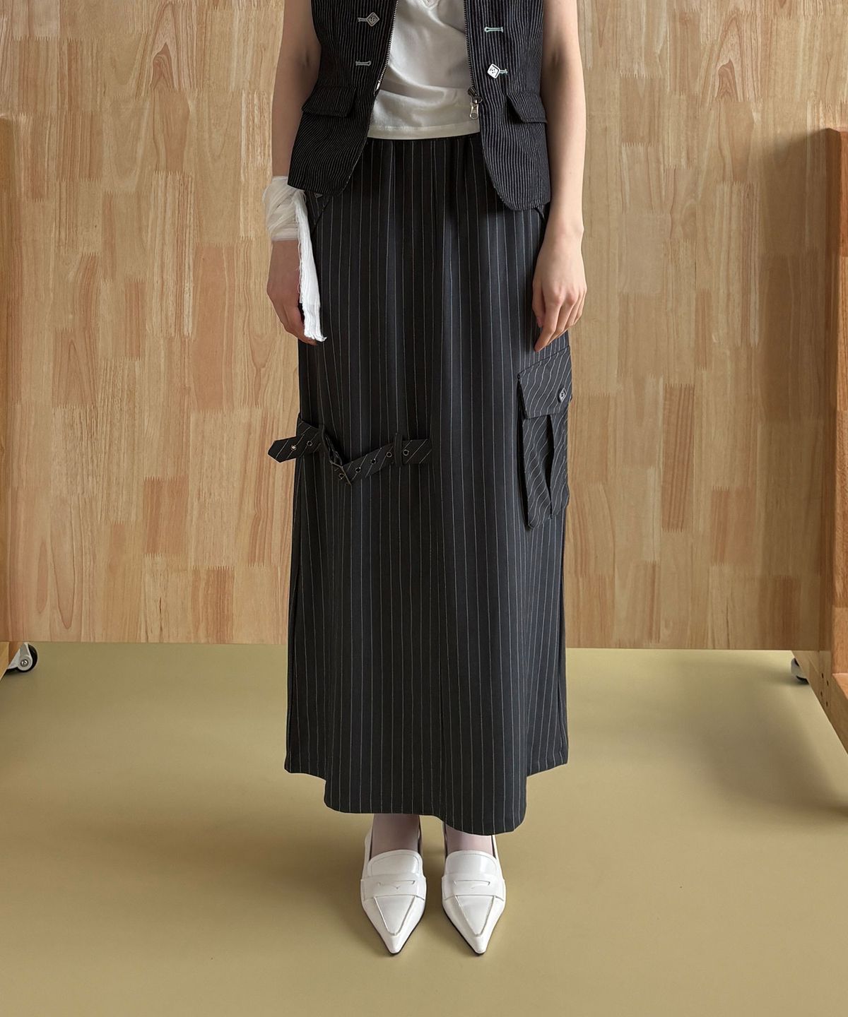 헤레틱(HERETIC) BUTTON STRIPE STRAP MAXI SKIRT / charcoal