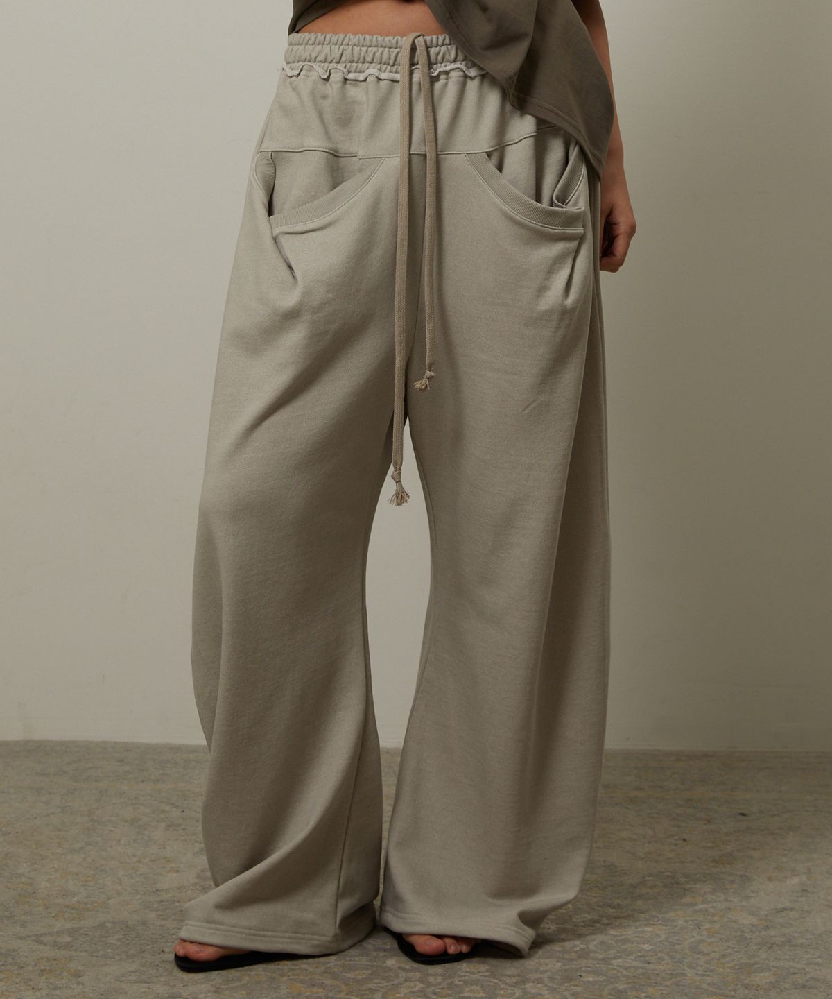 기머(GIMOR) Drop Pocket Sweatpants Beige