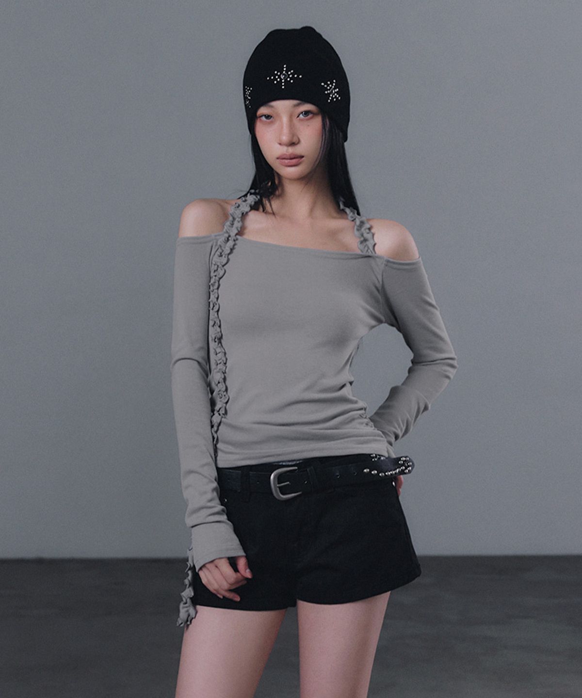 그로우하이드(GROWHIDE) 벨빈 홀터 트위스트 오프 긴팔 티셔츠_그레이