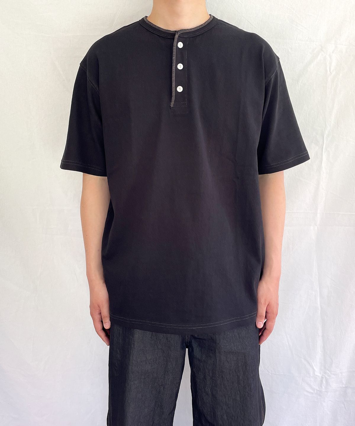 유니드가먼츠(YOUNEEDGARMENTS) 헨리넥 S/S 티셔츠 (블랙/스티치)
