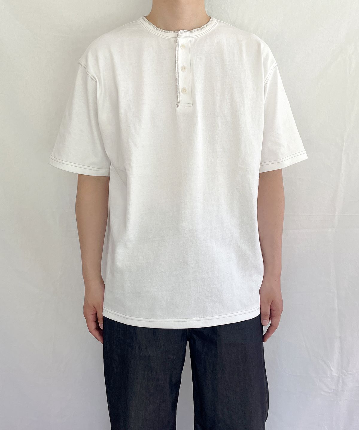 유니드가먼츠(YOUNEEDGARMENTS) 헨리넥 S/S 티셔츠 (화이트/스티치)