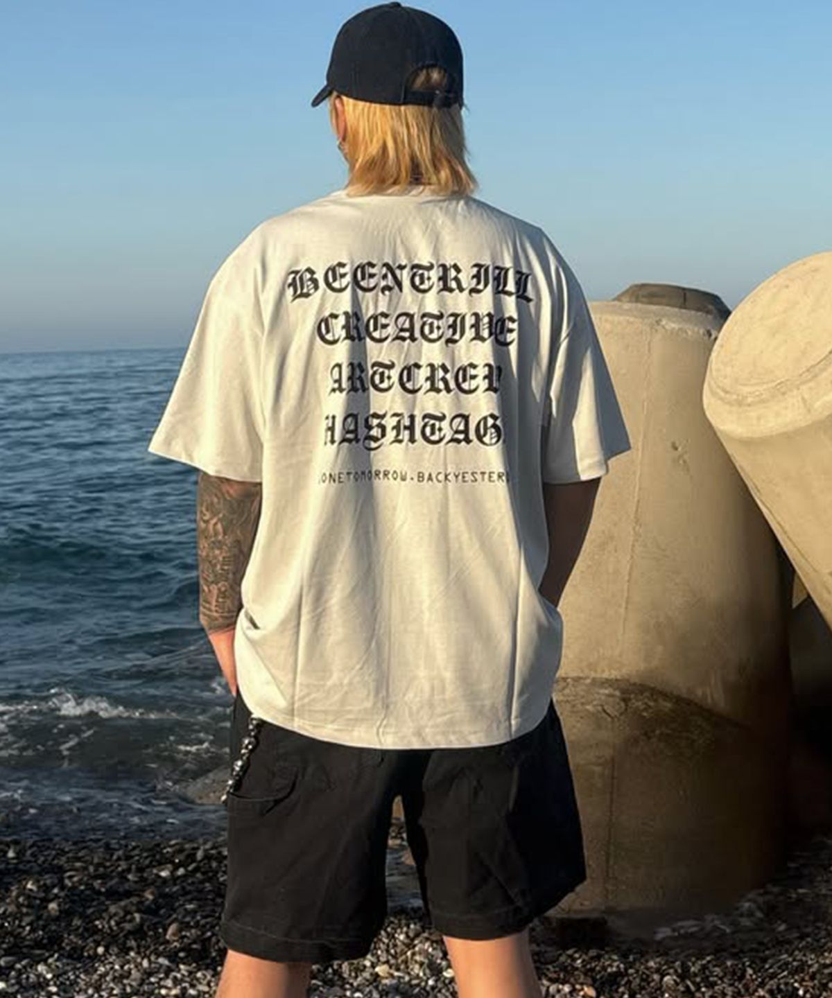 빈트릴(BEENTRILL) 고딕 레터링 백 로고 오버핏 반팔티(오프 화이트)