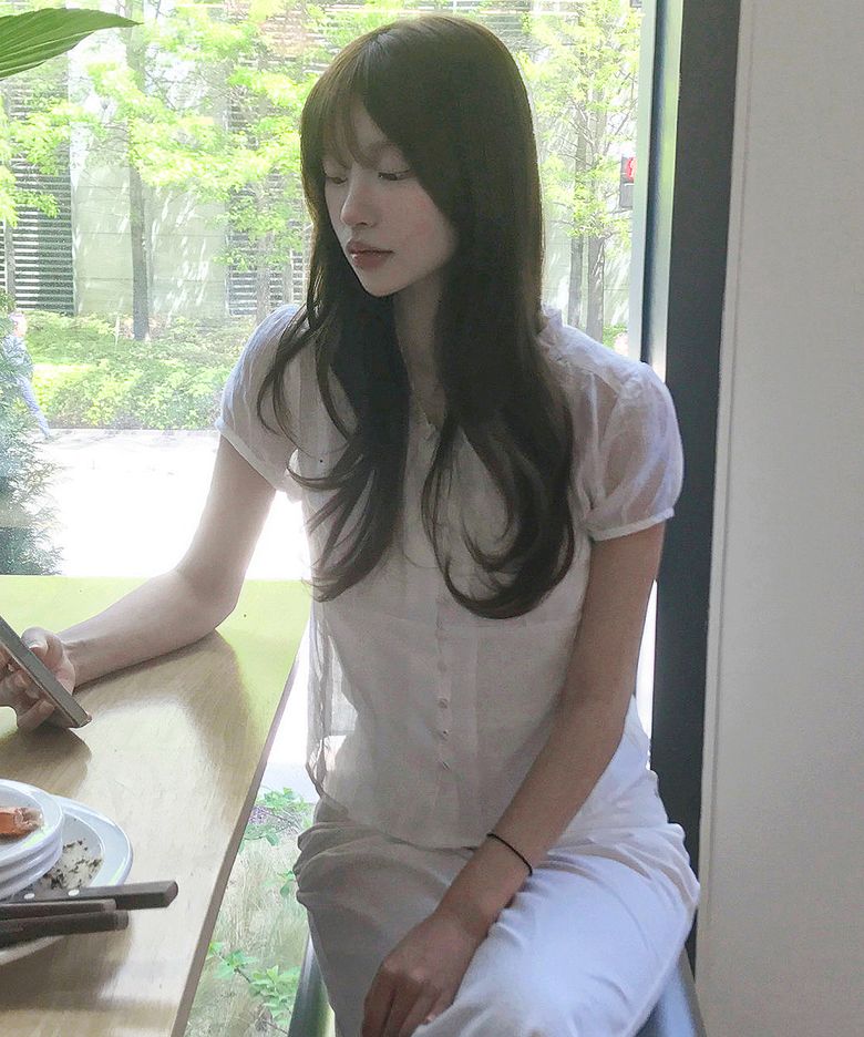 프릴 브이넥 시스루 블라우스 2 COLOR COWBL001