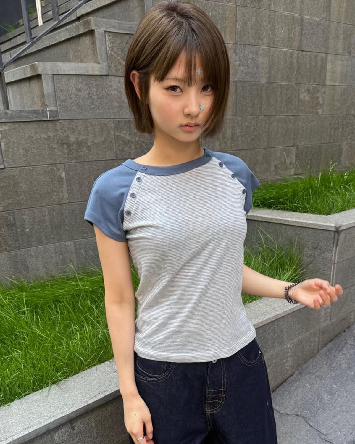 에이이에이이(AEAE) STRIPE BUTTON RAGLAN TEE [GREY]