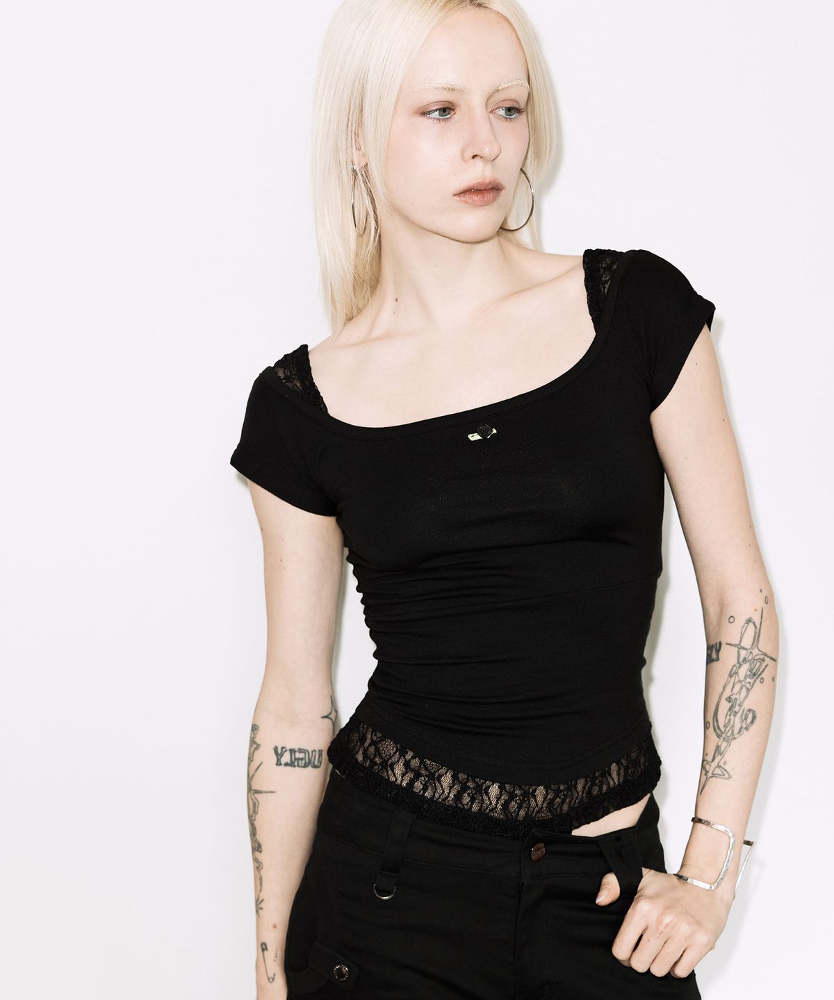 팬시클럽(FANCY CLUB) 레이스 스퀘어 넥 탑 (BLACK) F26QB142